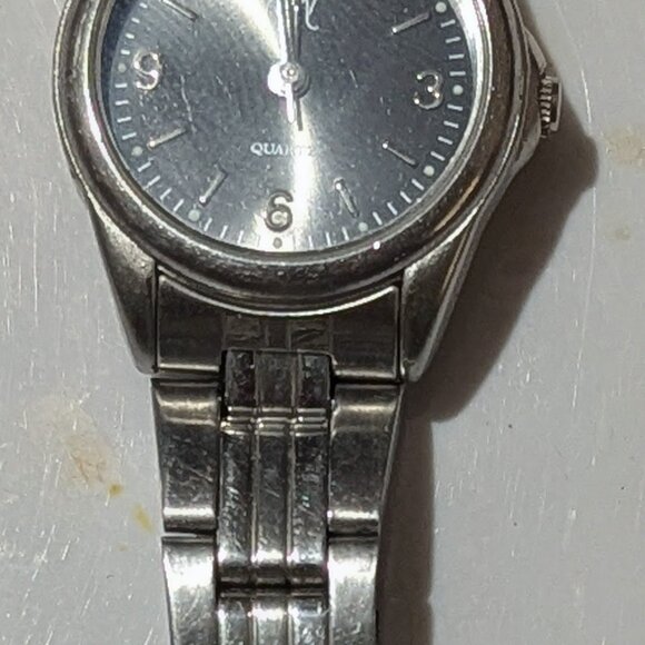 Simple stainless-steel quartz wristwatch with Japan movement and “N” logo dial. - Picture 2 of 3